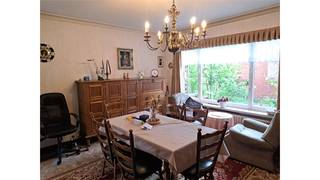 Deze ruime woning is gelegen in het centrum van Oostmalle en bevat op het gelijkvloers een woonkamer, keuken, wasplaats, ruime bergplaats/garage,...