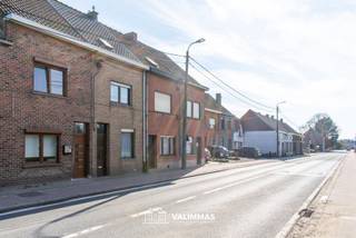 VALIMMAS verkoopt te Asse deze goed onderhouden rijwoning met zonneterras, tuinhuis en garage (via de achterliggende Terlindenweg)......