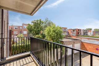 Dit leuk appartement biedt een praktische indeling en een comfortabele woonomgeving.<br />Centraal gelegen in Burcht, vlakbij invalswegen.<br /><br />Het appartement beschikt over een lichtrijke leefruimte met aansluitend een ingerichte en zeer goed onderhouden keuken.<br />Het appartement telt twee slaapkamers achteraan en beschikt daarnaast over een terras.<br />Verder is er een apart toilet, een badkamer met lavabomeubel en ligbad en een praktische berging/wasplaats.<br />Als extra troef is er ook een autostaanplaats aanwezig.<br /><br />Houten ramen met dubbel glas en verwarming op elektriciteit.<br />Gelegen in een gebouw zonder lift, wat bijdraagt aan lage gemeenschappelijke kosten.<br /><br />Een goed onderhouden appartement voor eigen bewoning of als investering.<br />Plan zeker een bezoek in via 03/775.78.79<br />Ben je ook van plan jouw eigendom te verkopen? Maak een afspraak voor een gratis schatting, wij maken er samen een succesverhaal van.