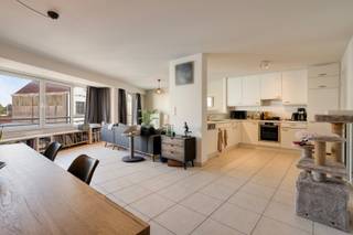 À Oud-Knokke, au premier étage, se trouve cet appartement particulièrement spacieux de 115 m², situé dans une petite résidence sans syndic. La grande cuisine ouverte est entièrement équipée et dispose d'un débarras pratique attenant. Grâce à son espace généreux, il y a de la place pour une grande table à manger, ce qui permet à la cuisine et au salon de former un espace de vie agréable et ouvert. Le salon lumineux donne sur une petite terrasse à l'avant du bâtiment.<br /><br />L'appartement compte trois chambres. La plus grande chambre est située à l'arrière, au calme, et offre un accès direct à une terrasse ensoleillée très spacieuse. La salle de bains, équipée d'un double lavabo, de toilettes, d'une baignoire et d'une douche, est attenante. Cette salle de bains est accessible depuis la chambre et depuis le couloir. Il y a également deux chambres plus petites, séparées par un placard encastré. Ces pièces peuvent parfaitement servir de chambre d'enfant, de chambre d'amis ou de bureau, et peuvent facilement être réunies en une seule grande chambre en supprimant le placard encastré. Le hall d'entrée comprend également des toilettes séparées pour les invités. Un atout supplémentaire est que l'appartement est actuellement loué, ce qui le rend également intéressant comme investissement.<br /><br />Terrasse oriéntée plein sud de > 20 m². <br /><br />À l'arrière de la résidence, il est possible d'acheter un garage, ce qui augmente encore le confort. Grâce à l'absence de syndic, il n'y a pas de frais mensuels de copropriété, ce qui rend cet appartement encore plus attrayant.