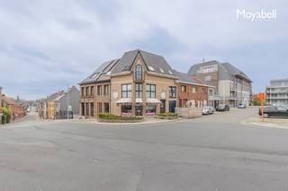 <p>Dit karaktervol hoekpand is gelegen op het hoogste punt van Wetteren, op wandelafstand van het bruisende stadscentrum, nabij supermarkten , restaurants, openbaar vervoer, scholen en winkelstraten. Deze eigendom biedt een unieke combinatie van <strong>commerciële mogelijkheden en comfortabel wonen</strong>, ideaal voor wie werk en privé graag combineert. Het gelijkvloers beschikt over een <strong>ruime handelsruimte</strong>, perfect geschikt voor een winkel, kantoor of vrij beroep. Dankzij de mogelijkheid om een <strong>extra ingang te creëren</strong>, kan de commerciële en private zone desgewenst volledig gescheiden worden, een mooie troef voor toekomstig gebruik. Boven de handelsruimte ligt een <strong>stijlvol duplexappartement</strong><strong> </strong>met een<strong> lichtrijke </strong><strong> leefruimte</strong><strong>, </strong><strong>moderne keuken</strong><strong>, drie</strong><strong> slaapkamers</strong><strong>, </strong><strong>badkamer</strong><strong> </strong>en<strong> </strong><strong>twee aparte toiletten</strong>.<strong> </strong>Achteraan vind je een <strong>klein terras</strong> met een <strong>mooi uitzicht over de stad.</strong> Het pand beschikt tevens over een garage. Kortom: dit pand combineert <strong>centrale ligging</strong>, <strong>functionele ruimtes</strong> en <strong>wooncomfort</strong> tot een aantrekkelijke investering of ideale woon-werkcombinatie.</p>