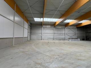 Wommelgem nieuwbouw magazijn van 720m² met kantoren verdeeld over 2 verdiepingen van 225m² in de industriezone van Wommelgem.<br />Modern magazijn met hoogte van +/- 9m.<br />Goed gelegen nabij het rondpunt in Wijnegem.<br /><br />- Magazijn 720m²<br />- Kantoor op 2 verdiepingen langs de straatkant van 225m²<br />- 1 ruime sectionaal poort van 4,5 op 5m<br />- Parkings