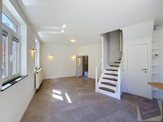 Op een centrale locatie aan Koolkuil 1 in Tongeren bevindt zich deze charmante, volledig gerenoveerde woning. Dankzij de ligging nabij het historische stadscentrum zijn winkels, horeca, openbaar vervoer en andere dagelijkse voorzieningen vlot bereikbaar. De woning werd gebouwd in 2002 en combineert hedendaags wooncomfort met een praktische indeling.<br /><br />Met een bewoonbare oppervlakte van 111 m² volgens het EPC, verdeeld over drie niveaus, biedt deze woning verrassend veel ruimte. Op het gelijkvloers bevindt zich de lichtrijke woonkamer met open keuken, waar wonen en koken mooi in elkaar overvloeien. Verder beschikt deze verdieping over een afzonderlijk toilet, een praktische berging en een gezellig ingesloten terras.<br /><br />Op de eerste verdieping bevindt zich een ruime slaapkamer met aansluitend de badkamer, uitgerust met een ligbad. Ook de wasplaats werd op deze verdieping ondergebracht.<br /><br />De bovenste verdieping vormt een bijzonder veelzijdige ruimte die volledig naar eigen wens kan worden ingericht. Deze leent zich uitstekend als tweede slaapkamer, thuiskantoor, hobbyruimte of ontspanningsruimte.<br /><br />Deze totaal gerenoveerde woning op een perceel van 45 m² is ideaal voor starters, alleenstaanden, koppels of investeerders die op zoek zijn naar een instapklare stadswoning met een centrale ligging en een flexibele indeling.