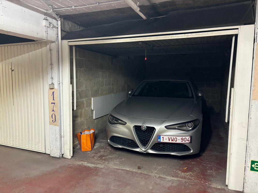 Afgesloten garagebox op wandelafstand Station en Ladeuzeplein ! - foto 4