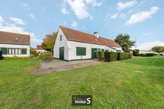 Deze gerenoveerde vakantiewoning is gelegen in domein 't Veld. Deze bestaat uit: lichtrijke woonkamer met open keuken, vernieuwde badkamer, 2...