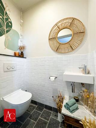 <p><strong>Energiezuinige en instapklare halfopen bebouwing op een gewilde locatie in Melsele.</strong></p><p>Op een bijzonder gunstige locatie in Melsele bevindt zich deze prachtige, landelijke halfopen bebouwing met een bewoonbare oppervlakte van ca. 217 m² op een perceel van ca. 387 m². De woning werd in 2015 zo grondig gerenoveerd dat het quasi om een nieuwbouwwoning gaat. De keuze voor kwaliteitsvolle materialen valt meteen op.</p><p>Dankzij de ligging in het “Gaverland” geniet u van een zeer aangename woonomgeving én een uitstekende bereikbaarheid. De nabijheid van de E17 en E34 maken Antwerpen vlot bereikbaar.</p><p>Bij het binnenkomen wordt u verwelkomd in een inkomhal met toegang tot het gastentoilet, de kelder en de woonkamer. De lichtrijke woonkamer vormt samen met de prachtige open keuken een aangename leefruimte waar gezelligheid met functionaliteit mooi samenkomen. Het grote raam met toegang tot de tuin, alsook het TV-meubel met gashaard maakt deze ruimte helemaal af. Verder vindt u op het gelijkvloers een praktische bureauruimte, berging/wasplaats met achteringang en tot slot de eerste badkamer met toilet, dubbele lavabo en stijlvolle inloopdouche.</p><p>De eerste verdieping telt drie volwaardige slaapkamers waarvan één met aanpalende dressing en twee kinderkamers. Hier vindt u eveneens een tweede badkamer met toilet, ligbad en een lavabomeubel. <br />De tweede verdieping -toegankelijk via een vaste trap- bestaat uit twee zolderkamers.</p><p>Ook buiten heeft deze eigendom heel wat te bieden. De leuke tuin, het mooi aangelegde terras en de gezellige loungehoek vormen samen een plek om in alle rust te genieten van het buitenleven. Vervolgens is er een vrijstaande (dubbele) garage van ca. 48 m² en een zijdelingse toegang.</p><p>Zelfs technisch scoort deze woning bijzonder goed. Zo beschikt ze onder meer over een uitstekende energieprestatie met A-label, vloerverwarming, 2 zonnepanelen met zonneboiler, airconditioning in de slaapkamers, een waterontharder en een conforme elektrische installatie. </p><p>De ramen op het gelijkvloers vooraan en de eerste verdieping rondom, zijn voorzien van rolluiken.</p><p>Bent u op zoek naar een karaktervolle, ruime en quasi nieuwbouwwoning waar comfort, energiezuinigheid en bereikbaarheid mooi samenkomen? Dan is deze prachtige halfopen bebouwing in Melsele absoluut een bezoek waard.</p><p>Plan meteen een bezoek in via de pandpagina op onze website!</p>