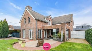 Vrijstaande woning op royaal perceel met panoramisch uitzicht, vlakbij MaastrichtDeze charmante, vrijstaande woning is rustig en landelijk gelegen in...