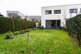 Deze prachtige, hedendaagse woning werd gebouwd in 2015 en combineert moderne architectuur, hoogwaardig comfort en uitstekende energieprestaties (EPC label A).<br />De woning kenmerkt zich door haar strakke vormgeving, kwalitatieve afwerking en aangename lichtinval. <br /><br />Bij het betreden van de woning komt u in een inkomhal die toegang geeft tot de lichtrijke leefruimte met een moderne, open uitstraling en open keuken. De woning werd zeer smaakvol en tijdloos afgewerkt met duurzame materialen.<br /><br />Op het gelijkvloers bevindt zich bovendien een gastentoilet, een berging en een extra ruimte die perfect kan dienen als bureau, hobbyruimte of vierde slaapkamer.<br />Op de verdieping bevinden zich de nachthall, een tweede toilet, drie volwaardige slaapkamers en een stijlvolle badkamer (uitgerust met zowel een ligbad als een aparte douche).<br /><br />Dankzij de vloerverwarming in combinatie met een energiezuinig geothermisch systeem geniet u van een aangenaam binnenklimaat en bijzonder lage energiekosten. Dit resulteert in een uitstekend EPC label A.<br /><br />Ideaal dus voor wie op zoek is naar een moderne, energiezuinige en comfortabele gezinswoning met een hedendaagse uitstraling.