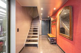 <strong>Gezellige halfopen bel-étage met garage, oprit en zonnige tuin in Hoevenen!</strong><br />Bent u op zoek naar een ruime gezinswoning met potentieel, gelegen in een rustige en kindvriendelijke woonwijk?<br />Dan is deze <strong>centraal gelegen bel-étagewoning met garage, oprit en zuidwestgerichte tuin</strong> absoluut een bezoek waard!<br /><br /><strong>Indeling – gelijkvloers</strong><br />Via de inkomhal bereiken we de<strong> ruime inpandige garage</strong> met elektrische poort en extra bergruimte.<br />Verder bevindt zich hier een <strong>badkamer </strong>met lavabo, toilet en douche, evenals een <strong>polyvalente ruimte</strong>, momenteel ingericht als haarsalon.<br />Ideaal voor wie een bijberoep of praktijk aan huis wil uitoefenen.<br /><br /><strong>Indeling – eerste verdieping</strong><br />De eerste verdieping omvat een <strong>ruime leefruimte</strong> met aansluitend de keuken.<br />De <strong>keuken </strong>is uitgerust met inductievuur, dampkap, twee ovens, voorziening voor een vaatwasser en rolluiken.<br />Vanuit de keuken is er toegang tot het <strong>terras</strong>, dat aansluit op de <strong>ruime, zonnige tuin</strong>.<br /><br /><strong>Indeling – tweede verdieping</strong><br />Op de tweede verdieping bevinden zich <strong>drie volwaardige slaapkamers</strong>, allen afgewerkt met laminaatvloer en voorzien van rolluiken.<br />De <strong>tweede badkamer</strong> beschikt over een inloopdouche, dubbele lavabo en toilet.<br /><br /><strong>Buitenruimte</strong><br />Vooraan is er een <strong>ruime oprit</strong> en een handige toegang langs de zijkant van de woning.<br />Achteraan geniet u van een <strong>zuidwest georiënteerde tuin</strong> met terras en een <strong>praktische, ruime tuinberging</strong>.<br /><br /><strong>Extra troeven</strong><br /><strong>✔</strong> Mogelijkheid tot <strong>praktijk of bijberoep</strong> aan huis<br /><strong>✔</strong> <strong>Asbestveilig</strong><br /><strong>✔</strong> Ruime <strong>garage én oprit</strong><br /><strong>✔</strong> <strong>Zonnige, zuidwestgerichte tuin</strong> met terras en tuinberging<br /><br />Bodemattest en stedenbouwkundig uittreksel in aanvraag.<br /><br /><strong>Interesse?</strong><br />Laat deze opportuniteit niet aan u voorbijgaan!<br />📞 03/568 03 03<br />✉️ info@vastgoed03.be<br />👉 Vastgoed 03 – plan vandaag nog uw bezoek!