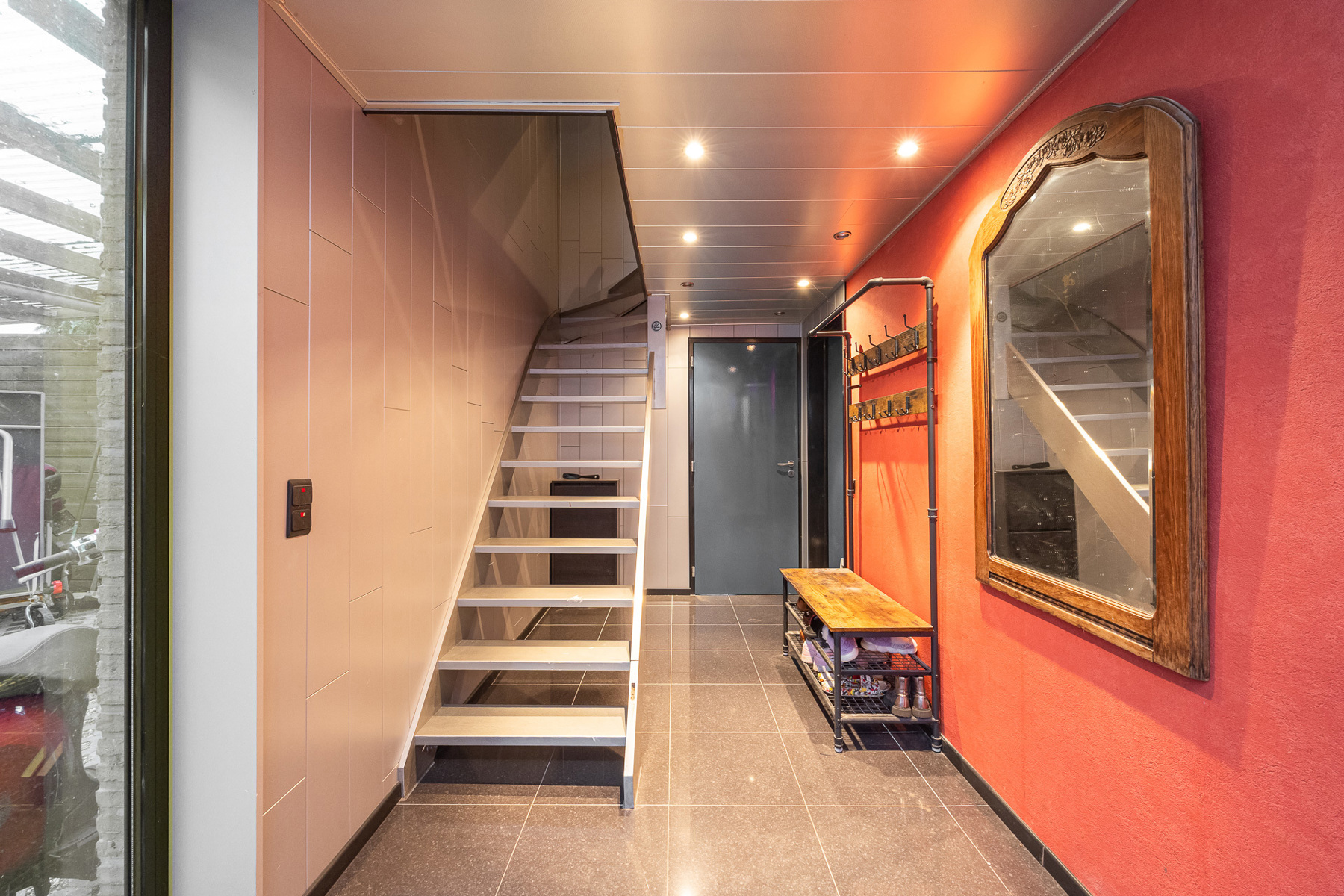 Gezellige halfopen bel-étage met garage, oprit en zonnige tuin in Hoevenen! - foto 2