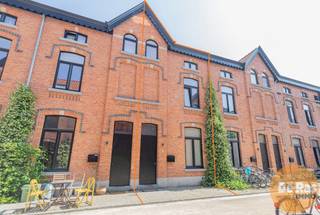 GENT - Deze volledig instapklare woning werd in 2021 volledig gerenoveerd en is gelegen in een rustig straatje in een leuke buurt. Alle...