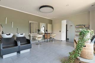 <strong>À vendre à Rotselaar – Spacieuse maison familiale avec espace polyvalent, magnifique jardin et vue sur la réserve naturelle</strong><br /><br />Découvrez cette charmante maison au cœur de Rotselaar, où calme, espace et confort se marient à merveille. Cette propriété est idéale pour les familles à la recherche d'un cadre de vie de qualité, mais aussi pour ceux qui souhaitent exercer une activité professionnelle (complémentaire), un hobby ou une activité libérale à domicile.<br /><br /><strong>Une maison pleine de possibilités</strong><br /><br />En entrant dans la maison, vous ressentirez immédiatement l'atmosphère ouverte et chaleureuse. Le rez-de-chaussée offre non seulement un espace de vie confortable, mais aussi une pièce supplémentaire qui peut être utilisée de manière flexible. Vous envisagez un bureau, un cabinet, un atelier ou une salle de loisirs ? Cette maison vous offre toutes les possibilités.<br /><br />Le grenier est un atout indéniable. Grâce à sa superficie et à ses possibilités d'aménagement, il peut être entièrement fini selon vos goûts. Que vous rêviez de chambres supplémentaires, d'une suite parentale spacieuse, d'un grenier aménagé en salle de jeux pour les enfants ou d'un espace ouvert et lumineux, tout est possible ici. Cela rend la maison particulièrement tournée vers l'avenir et adaptable à chaque étape de la vie.<br /><br /><strong>Une vie en harmonie avec la nature</strong><br /><br />La maison dispose d'un beau jardin bien entretenu qui invite à la détente. Le pool house convivial en est le cœur battant. C'est l'endroit idéal pour recevoir vos amis et votre famille, profiter des barbecues estivaux,...<br /><br />À l'avant, vous bénéficiez d'une vue unique : la maison est située juste en face d'une réserve naturelle.<br /><br /><strong>Situation : calme et centrale</strong><br /><br />Cette maison est située dans un quartier calme et verdoyant, tout en étant proche de toutes les commodités essentielles telles que les écoles, les commerces, les transports en commun et les voies de communication. Rotselaar est une commune très appréciée pour son excellente accessibilité et sa vie associative et récréative animée.<br /><br />Les amateurs de nature et d'activité physique y trouveront sans aucun doute leur bonheur. À proximité, vous trouverez entre autres :<br /><br />Le lac de Rotselaar, le Wijgmaalbroek, les célèbres pistes cyclables et sentiers de randonnée qui sillonnent la région, la prairie de Werchter, connue internationalement grâce au festival Rock Werchter, mais qui est aussi un espace ouvert à la nature et aux événements tout au long de l'année.<br /><br /><strong>Votre nouvelle maison</strong><br /><br />Cette maison offre non seulement de l'espace et du confort, mais aussi du potentiel et une expérience unique. Elle combine à la perfection la tranquillité d'un cadre verdoyant et la proximité de toutes les commodités modernes. Les espaces polyvalents, le potentiel du grenier et le jardin agréable avec pool house font de cette maison une propriété que vous pouvez entièrement adapter à vos propres souhaits.<br /><br />Les points forts en bref :<br /><br />Espace polyvalent au rez-de-chaussée – idéal pour un cabinet, un bureau ou un hobby.<br /><br />Grenier à aménager avec possibilité de créer des pièces supplémentaires ou un espace ouvert.<br /><br />Jardin bien entretenu avec pool house agréable.<br /><br />Situation unique en face d'une réserve naturelle.<br /><br />Environnement résidentiel calme, à proximité des commerces, des écoles et des lieux de détente.<br /><br />À proximité d'importantes zones naturelles et récréatives telles que le lac de Rotselaar et Wijgmaalbroek.<br /><br />Intéressé ?<br />Vous recherchez une maison de caractère, offrant de nombreuses possibilités et bénéficiant d'un emplacement exceptionnel à Rotselaar ? N'hésitez pas à nous contacter pour plus d'informations ou pour une visite. Cette maison ne se découvre vraiment qu'une fois sur place !