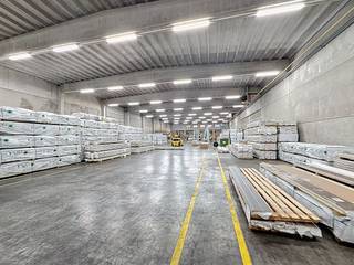 Specificaties:- magazijn van ca. 1.600 m² ; - 4 laadkades- vrije hoogte 6 m ;- polybeton-vloer ;- ruime parking ;- bureelruimte van ca. 130 m²...