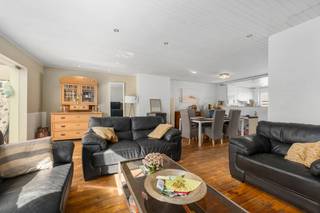 <p>Te koop: degelijk huis in Dendermonde met grote tuin en een vlotte bereikbaarheid langs belangrijke invalswegen.</p>
<p>Deze gesloten bebouwing biedt veel ruimte en mogelijkheden voor wie een huis wil kopen met potentieel. De woning is gelegen aan de stadsrand van Dendermonde, vlak bij scholen, openbaar vervoer, het treinstation en het ziekenhuis. Dankzij de grote tuin van 800 m² geniet u van een aangename buitenruimte met tal van mogelijkheden voor ontspanning of hobby’s. Bovendien beschikt de woning over een gunstig EPC-label B, wat zorgt voor een energiezuinige basis.</p>
<p>Belangrijkste ruimtes:<br />• Ruime woonkamer met 2 kachels en veel natuurlijke lichtinval<br />• Veranda met aansluitend balkom/terras en zicht op de tuin<br />• Polyvalente ruimte geschikt als hobbyruimte, magazijn, studio...<br />• Bureelruimte<br />• Berging met aansluitingen voor wasmachine en droogkast<br />• Badkamer met douche, ligbad, toilet en dubbele wastafel in meubel<br />• 3 slaapkamers<br />• Tuin van 860 m² met tuinhuis (met zonnepanelen)<br />• Staanplaats/oprit aanwezig</p>
<p>Troeven<br />• Degelijk en ruim huis met grote tuin van 860 m²<br />• Uitstekende bereikbaarheid nabij invalswegen, station en openbaar vervoer<br />• Veel mogelijkheden na beperkte opfriswerken<br />* 18 Zonnepanelen</p>