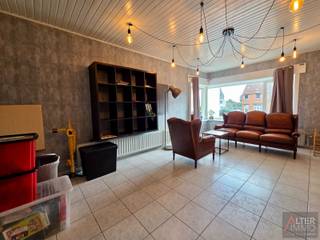 <strong>Rustig gelegen en praktisch ingedeelde éengezinswoning met 3 slaapkamers, kelder met garage en grote tuin!</strong><br /><br /><strong>Algemeen</strong><br />Deze praktisch ingedeelde halfopen bebouwing beschikt over een bewoonbare oppervlakte van ca. 140 m² en is gelegen op een ruim perceel van 9a 98ca.<br />Naast de comfortabele leefruimtes zijn er 3 kelderruimtes waarvan 1 garage met sectionale poort, een geïsoleerde zolder, voldoende parkeergelegenheid buiten en een groot tuinhuis.<br />Achter de woning bevindt zich een ruime, ca. 54 meter diepe tuin. Achteraan grenst het perceel aan agrarisch gebied, wat zorgt voor een aangename groene en landelijke omgeving.<br />De vorm van het perceel geeft de buitenruimte een bijzonder karakter en biedt verschillende mogelijkheden voor de verdere inrichting.<br /><br />Tussen 2020 en 2022 werden reeds verschillende renovatie- en verbeteringswerken aan de woning uitgevoerd, waaronder het vernieuwen van de ramen en de plaatsing van zonnepanelen. Dankzij deze investeringen behaalt de woning momenteel een EPC-label D, waardoor er geen renovatieverplichting van toepassing is.<br /><br />De rustige ligging in de Linkestraat combineert een aangename woonomgeving met een vlotte bereikbaarheid.<br />Het centrum van Koersel bevindt zich op ca. 1,6 km en dat van Beringen op ca. 5,1 km.<br />Winkels, scholen, dagelijkse voorzieningen en openbaar vervoer zijn makkelijk bereikbaar.<br />Ook op vlak van natuur en ontspanning heeft de omgeving heel wat te bieden, met onder meer de vallei van de Zwarte Beek en de Koerselse Heide in de nabijheid.<br />Een aangename plek voor wie rust en ruimte wil combineren met een goede bereikbaarheid.<br /><br /><strong>Indeling</strong><br />Gelijkvloers: <br />Inkomhal, woonkamer met aangename raampartij, bureau/bergplaats, wasplaats, keuken (vernieuwd in 2021), ruime veranda (van 2020), 3 slaapkamers, badkamer met inloopdouche, lavabo en toilet.<br /><br />Zolder:<br />Geïsoleerde zolderruimte, bereikbaar via een mangat vanuit slaapkamer (momenteel dressing).<br /><br />Kelder:<br />Twee droge proviandkelders, 1 garage met automatische sectionaalpoort.<br />2 kruipkelders.<br /><br />Tuin:<br />Houten tuinhuis van ca. 22 m² met tegelvloer, werkhuis van ca. 15 m² en een serre. <br /><br /><strong>Troeven</strong><br />+ 10 zonnepanelen van 4,3 kWp met thuisbatterij van 5kWh geplaatst in 2022<br />+ PVC buitenschrijnwerk met dubbele beglazing, vernieuwd in 2020<br />+ Géén renovatieplicht! (EPC label D)<br />+ Veranda uit 2021 met ingebouwde spots en volledig lichtdoorlatend<br />+ PVC opbouwrolluiken<br />+ Zeer diepe tuin (perceel van 11 m breed en ca. 87 m diep)<br />+ Veel potentieel met correcte vraagprijs!<br /><br /><br /><em>De getoonde digitale impressiebeelden zijn illustratief, niet bindend en kunnen afwijken van de werkelijkheid. </em>