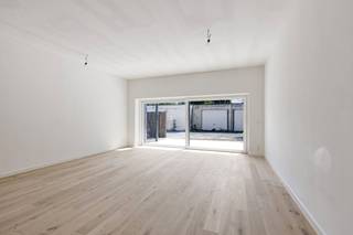 In de Veurnestraat te De Panne vinden we dit ruim gelijkvloers appartement (98 m²) met zongerichte terras (29 m²) te koop. Het appartement werd volledig gerenoveerd in 2025, is rustig gelegen doch op wandelafstand van het centrum. Het appartement bevat 3 slaapkamers en de mogelijkheid tot het aankopen van een garage op het achterliggende terrein. Zoek je immo in De Panne? Lees dan zeker verder.INDELING:&gt; Gelijkvloerse verdieping:- inkomhal;- ruime living (37 m²) met toegang tot het zuid gerichte terras van 29 m²;- keuken voorzien van spoelbak, keramische kookplaat, dampkap, combi microgolfoven, koelkast en vaatwasmachine;- berging met aansluiting voor wasmachine;- 3 ruime slaapkamers;- badkamer met douche, dubbele lavabo met wasmeubel en toilet;- apart toilet;Mogelijkheid tot het aankopen van een garage op het achterliggende terrein.ALGEMEEN:- gunstig EPC A (30 kWh/(m² jaar))- conforme elektrische keuring- centrale verwarming op gas, condenserende ketelBent u op zoek naar een ruim instapklaar appartement, voor vaste bewoning of voor tweede verblijf? Aarzel zeker niet contact op te nemen met ons kantoor Dewaele Koksijde: 058 330 600.