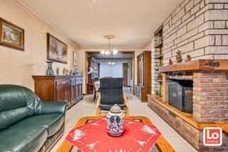 VERKOCHT! Deze ruime starterswoning bevat op het gelijkvloers een inkomhal met gastentoilet, een ruime leefruimte en een ruime...