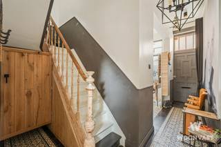 <p>Sommige woningen hebben een verhaal. Deze heeft er twee: dat van een herenhuis van begin vorige eeuw, en dat van een renovatie uit 2018 die het karakter met zorg bewaarde.</p><p>Je stapt binnen via een inkomhal met cementtegels en een authentieke trap. Vooraan is er ruimte voor je eigen zaak of praktijk: vandaag een kapsalon, met in de kelder een behandelruimte. Achteraan kom je thuis in een lichte woonkamer met open keuken, waar hoge deuren openen naar een groene stadstuin.</p><p>Boven wacht een ruime slaapkamer, dressing en een badkamer met vrijstaand bad. Op de tweede verdieping zijn er nog twee slaapkamers. Vloerverwarming, driedubbele beglazing en domotica maken het af.</p><p>Troeven:</p><p>-Wonen en werken onder één dak: ruimte vooraan en een ingerichte kelder</p><p>-Volledig gerenoveerd in 2018, met behoud van hoge plafonds, sierlijsten en cementtegels</p><p>-Comfort van vandaag: vloerverwarming, driedubbele beglazing en domotica</p><p>-Groene stadstuin met zij-ingang</p><p>-Centrale ligging in Hamme</p><p>Praktisch</p><p>In het centrum van Hamme, op wandelafstand van Park Kerkwijck, supermarkten, apotheek, scholen, kinderopvang en openbaar vervoer. Een garage huren is mogelijk.</p><p>Voor meer info, contacteer Sam op 0475 22 23 22 of sam@woonvast.be.</p>
