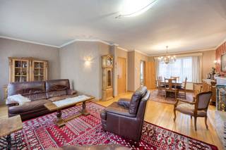 <p>Immo DAVID vous propose cette maison bel étage bien entretenue et prête à emménager, avec trois chambres de 9, 13 et 15 m², idéale pour ceux qui souhaitent vivre confortablement et au calme tout en restant proches des commodités. L’entrée se fait par une porte solide qui procure immédiatement un sentiment de sécurité. Le hall d’entrée dispose d’un placard encastré et d’un WC séparé. De là, vous accédez directement au garage et à la cave de 51 m², pouvant accueillir plusieurs voitures, vélos, du stockage ou un espace hobby. À l’arrière, un jardin soigné vous permet de profiter du calme et de l’extérieur.</p>
<p>Au premier étage se trouve un séjour lumineux avec parquet chaleureux et cheminée, créant une atmosphère conviviale. Les grandes fenêtres apportent une belle luminosité et une agréable sensation d’espace. Des volets électriques sont installés côté rue pour plus de confort et d’intimité. La cuisine fermée et entièrement équipée communique harmonieusement avec le séjour. Depuis la cuisine comme depuis le living, vous accédez à la terrasse de 26 m² avec espace de rangement, idéale pour profiter de moments agréables en extérieur.</p>
<p>Le deuxième étage comprend trois chambres confortables et une salle de bain fonctionnelle avec un second WC. La maison est construite avec des voûtes en béton solides, garantissant une structure durable. Situation idéale : proche du centre de Zellik, de la gare, de la piste cyclable rapide, du ring de Bruxelles, du Bois du Laerbeek et de l’UZ Bruxelles. Commerces, écoles et transports en commun accessibles à pied.</p>