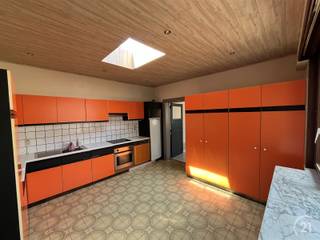 Vlakbij Denderhoutem dorp maar tevens rustig gelegen bevindt zich deze ruime en karaktervolle herenwoning met tal van mogelijkheden. Met maar liefst...
