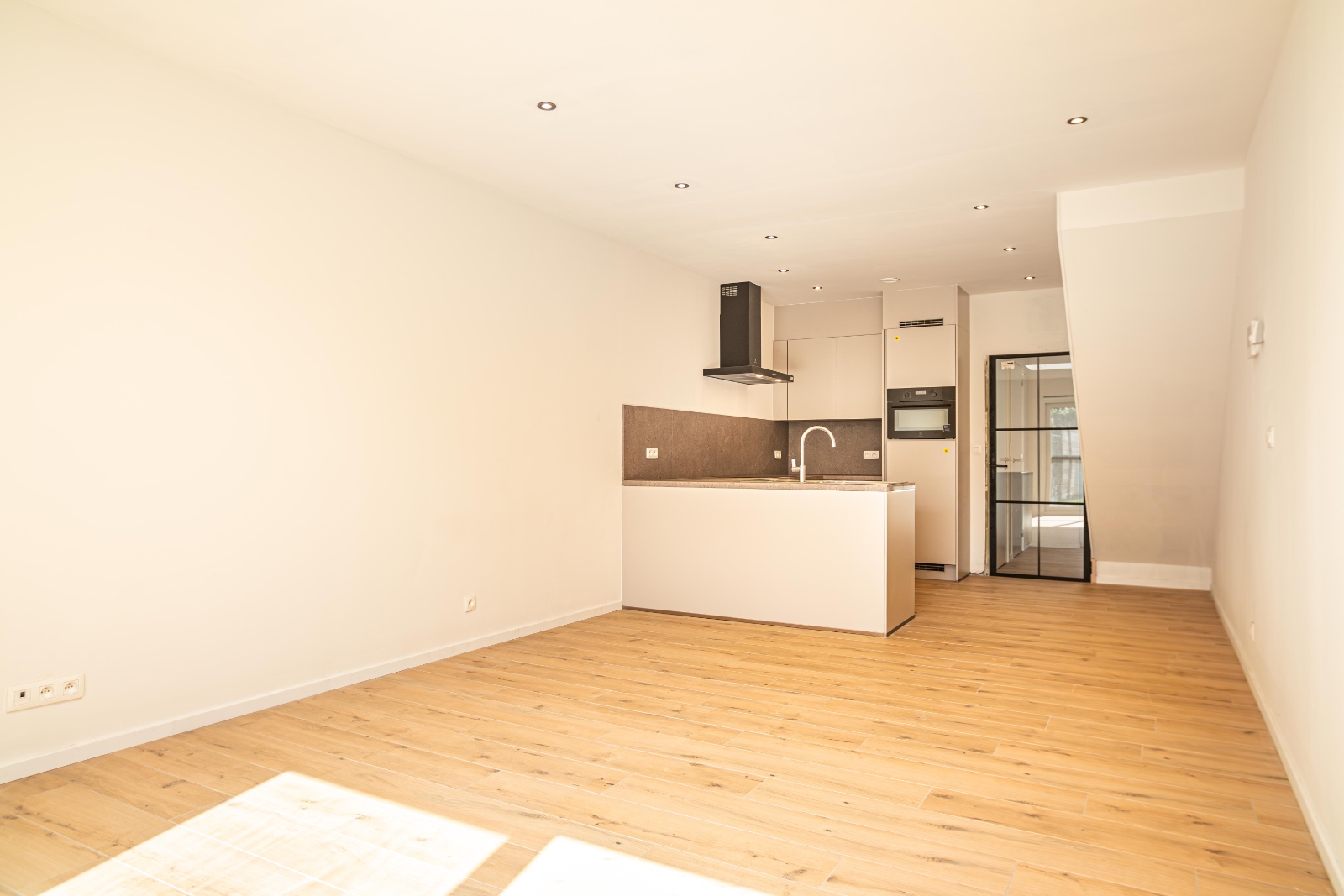 Instapklare, volledig gerenoveerde woning met tuin, terras en oprit – wonen zonder zorgen - foto 1