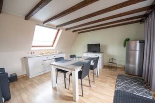 Bent u op zoek naar een instapklaar appartement op een uitstekende locatie, of wenst u te investeren in vastgoed met een mooi verhuurpotentieel? Dan is dit charmante dakappartement in het hart van Deerlijk zeker een bezoek waard!<br /><br />Dit appartement, gebouwd in 1987, beschikt over een bewoonbare oppervlakte van ongeveer 56 m² en is praktisch ingedeeld. De lichtrijke leefruimte, de aparte slaapkamer en de functionele keuken maken het tot een aangename woonst voor alleenstaanden of koppels.<br /><br />Vooraan geniet u bovendien van een knus terrasje, waar u rustig kunt ontspannen.<br /><br />Extra troeven:<br /><br />* Lift aanwezig in het gebouw.<br />* Garage inbegrepen in de vraagprijs, gelegen vlak naast de inkomhal, wat zorgt voor extra comfort en een vlotte bereikbaarheid.<br />* Centrale ligging, op wandelafstand van winkels, horeca en andere voorzieningen.<br /><br />Dankzij de gunstige ligging en praktische indeling is dit appartement zowel ideaal voor eigen bewoning als voor wie op zoek is naar een interessante investering met verhuurmogelijkheden.<br /><br />Wenst u dit appartement te bezoeken? Contacteer ons gerust via 09/388.53.53 of stuur een e-mail naar tom@immoroba.be. Wij helpen u graag verder en plannen met plezier een bezoek in.
