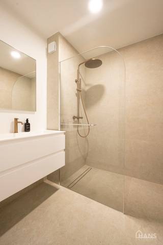 Dit verzorgd appartement op de eerste verdieping combineert een rustige ligging met een vlotte bereikbaarheid. Het appartement werd recent gerenoveerd en omvat een inkomhal met vestiairekast, een apart gastentoilet, een ingerichte badkamer, een aangename leefruimte en een volledig geïnstalleerde keuken. Daarnaast zijn er twee ruime slaapkamers aanwezig, waarvan één toegang geeft tot het terras over de volledige breedte van het appartement.<br /><br />De combinatie van comfort, lichtinval en kwalitatieve afwerking maakt dit appartement bijzonder aantrekkelijk voor zowel eigen gebruik als verhuur.<br /><br />Er bestaat bovendien de mogelijkheid om een garagebox aan te kopen aan € 25.000. De aankoop hiervan is volledig vrijblijvend en niet verplicht.<br /><br />De gemeenschappelijke kosten zijn momenteel nog niet definitief vastgelegd, maar zullen naar verwachting beperkt blijven tot enkel de kosten van de minuterie (verlichting gemeenschappelijke hal) en de blokpolis. Deze worden voorlopig geraamd op ongeveer € 20 per maand.<br /><br />Extra troeven:<br /><br />Recent gerenoveerd appartement;<br />Ruim terras over de volledige breedte;<br />Mogelijkheid tot aankoop garagebox;<br />Lage vermoedelijke gemeenschappelijke kosten;<br />Individuele nutsvoorzieningen;<br />Gunstig EPC;<br />Centrale en rustige ligging.<br /><br />De beschikbare documenten kan u terugvinden via de downloads op onze website.<br />Voor meer informatie kan u terecht op www.hansvastgoed.com of contact opnemen via info@hansvastgoed.com of +32 3 366 05 30.