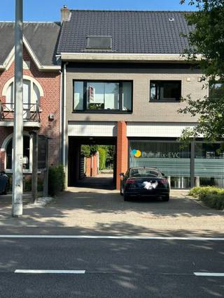 Dit vernieuwde appartement bevindt zich op de 1ste verdieping van een klein gebouw (lage gemeenschappelijke kosten) vlakbij centrum Brasschaat. Er...
