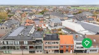 Deze ruime opbrengsteigendom bevindt zich in het hart van Aartrijke, een deelgemeente van Zedelgem. Dankzij de centrale ligging geniet u van...