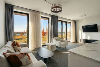 In het moderne nieuwbouwproject aan het vernieuwde Nieuw Zuid in Antwerpen bevindt zich deze kwalitatieve studio van ca. 45 m², met een prachtig frontaal uitzicht over de Schelde. Gelegen op de eerste verdieping geniet u hier van rust, veel licht en een uitzonderlijke woonbeleving vlak bij het water. De studio is praktisch én luxueus afgewerkt, met plafondhoge ramen die zorgen voor een enorme lichtinval en een schitterend panoramisch uitzicht. De open, maatwerkkeuken is volledig uitgerust met hoogwaardige toestellen en biedt alle comfort voor dagelijks gebruik. Leef- en slaapruimte vloeien stijlvol in elkaar over. De moderne badkamer is voorzien van een inloopdouche en lavabo, en er is een apart gastentoilet aanwezig. De volledige studio straalt kwaliteit uit en werd afgewerkt met duurzame, tijdloze materialen. Onder het tapijt in de woonkamer bevindt zich een volhouten parketvloer. De ondergrondse autostaanplaats wordt aangeboden voor €40.000. Deze studio is ideaal als pied-à-terre, investering of eerste woning voor wie wil genieten van hoogwaardig wooncomfort met zicht op de Schelde, in een van de meest gegeerde wijken van Antwerpen.<br /><br />De ligging is uiterst centraal in de groene, hedendaagse stadswijk ‘Nieuw Zuid’. Deze trendy buurt is populair bij zowel jong als oud dankzij de vele winkels, eet- en koffiebars en culturele hotspots. Bovendien profiteert u van een uitstekende bereikbaarheid, met vlotte toegang tot de autosnelweg en openbaar vervoer op wandelafstand.<br /><br />EPC: A - UC: 169604 - Woongebied, vergunning uitgereikt, Geen rechterlijke herstelmaatregel of bestuurlijke maatregel opgelegd, Geen voorkooprecht ruimtelijke ordening aanwezig, Geen verkavelingsvergunning - P + G score : C