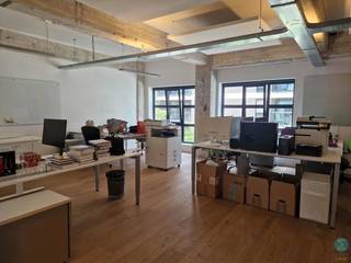 Mooie kantoor/praktijkruimte van 135 m² met ruim terras, gelegen op de 1e verdieping van een nieuw en commercieel project. De ruimte is voorzien...