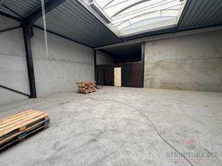 Opslagruimte te huur in Ninove met vlotte toegang naar de Expresweg. De unit van 450 m² beschikt over een hoogte van 4 meter,...