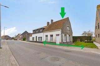 ALVERINGEM: Te renoveren/te slopen woonhuis "echt niet ver van de platse" met zongerichte tuin op 478m² grondoppervlakte. Als je vanuit...