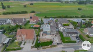 <strong>HERZELE - Ruime villa met magazijn op een perceel van 16a18ca</strong> <br />EERSTE BEZOEKDAG ZONDAG 4 OKTOBER VAN 10u TOT 14u (enkel op afspraak!)<br /><br />Op zoek naar een ruime gezinswoning met extra mogelijkheden? Deze villa in Herzele combineert aangenaam wonen met een ruime garage, een achterliggend magazijn en een perceel van maar liefst 16a18ca.<br /><br />De woning is zowel aan de voor- als achterzijde bereikbaar. Achteraan het perceel bevindt zich een ruim magazijn met parkeermogelijkheden, waardoor deze eigendom bijzonder geschikt is voor wie wonen wenst te combineren met extra opslagruimte, een hobby of professionele activiteiten.<br /><br />De villa, opgetrokken in traditioneel metselwerk, beschikt over een vernieuwd dak uit 2023. Via de royale inkomhal krijgt u toegang tot de verschillende ruimtes. De ruime woonkamer geniet dankzij de grote raampartijen van een aangename natuurlijke lichtinval en biedt een mooi zicht op het achterliggende tuingedeelte. Vanuit de woonkamer is er een rechtstreekse verbinding met de keuken, die toegang geeft tot het overdekte terras.<br />Op het gelijkvloers bevinden zich verder een centrale nachthal met toegang tot twee ruime slaapkamers, een badkamer met ligbad en dubbele lavabo en een aparte douchekamer.<br /><br />Via de centrale trap bereikt u de tweede verdieping. Hier bevinden zich nog 2 bijkomende kamers en een zolderruimte die momenteel als bergruimte wordt gebruikt. Deze verdieping biedt nog heel wat mogelijkheden en kan ingericht worden als extra slaapkamers, bureau, hobbyruimte of bijkomende opslag.<br /><br />Een absolute troef is de combinatie van de ruime garage en het achterliggende magazijn. Dankzij de goede bereikbaarheid langs de achterzijde en de parkeermogelijkheden biedt deze eigendom een grote praktische meerwaarde.<br /><br />In het verleden werd voor het perceel een verkavelingsvergunning afgeleverd voor het realiseren van twee halfopen bebouwingen. Deze vergunning is inmiddels vervallen. De configuratie en ligging van het perceel kunnen evenwel mogelijkheden bieden voor een nieuwe vergunningsaanvraag, steeds onder voorbehoud van de huidige stedenbouwkundige voorschriften en goedkeuring door de bevoegde instanties.<br /><br />Een veelzijdige eigendom met ruimte voor wonen, werken, opslag of hobby. Interesse om deze woning te ontdekken? Contacteer ons voor meer info of een bezoek 053/60.65.60.<br />De vermelde prijs is een richtprijs. Na ontvangst van de biedingen beslist de verkoper vrij of hij al dan niet tot verkoop overgaat en aan welk bod. De richtprijs is niet bindend.