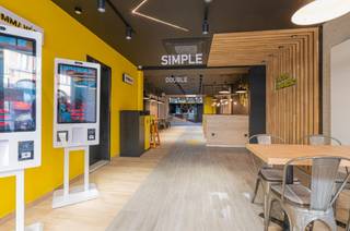 Deze vernieuwde handelsruimte, gelegen in de Bevrijdingslaan 41 in Gent, biedt een oppervlakte van 155 m² en bevindt zich op een goed bereikbare locatie in een levendige stadsomgeving. Het pand werd recent volledig gerenoveerd, waardoor het in een verzorgde en instapklare staat verkeert. Momenteel is de handelsruimte verhuurd aan 1.650 euro per maand, wat zorgt voor een onmiddellijk en stabiel huurrendement voor de toekomstige eigenaar.<br /><br />De opsplitsing tussen het handelspand en de bovenliggende woning is momenteel in uitvoering. Dankzij de combinatie van de recente renovaties, de oppervlakte en de bestaande huurbezetting vormt dit pand een solide en zorgeloze vastgoedopportuniteit in Gent.<br /><br />EPC C: 20231109-0003035445-KNR-1<br /><br /><br /><strong>Voor meer info en/of bezoek bel mij vandaag nog op 0472/50.08.58 - Mohamed</strong>