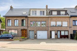 Bent u op zoek naar een woning met extra ruimte voor hobby, stockage, zelfstandige activiteit of een combinatie van wonen en werken? Dan biedt deze ruime bel-etage een unieke opportuniteit.<br /><br />De woonst beschikt over een lichtrijke leefruimte, keuken, 3 slaapkamers en een aangenaam terras georiënteerd op het zuidwesten, ideaal om te genieten van de middag- en avondzon.<br /><br />De grootste troef van dit eigendom bevindt zich op het gelijkvloers: een uitzonderlijk ruime opslag- of werkplaats van ca. 140 m², toegankelijk via een grote poort. Perfect voor zelfstandigen, magazijnruimte, atelier, hobbyruimte, stockage, fietsen, oldtimers of wie simpelweg nood heeft aan veel praktische ruimte aan huis.<br /><br />Achteraan bevindt zich bovendien een privatieve tuin van ca. 60 m².<br /><br />Vooraan de woning zijn er nog 2 privatieve parkeerplaatsen voorzien, een extra meerwaarde voor bewoners, klanten of professioneel gebruik.<br /><br /><u><strong>Indeling:</strong></u>
<ul>
<li>Gelijkvloers: opslag-/werkruimte van ca. 140 m² met grote poort en toegang tot de tuin</li>
<li>1ste verdieping: leefruimte, keuken en zuidwestgericht terras</li>
<li>2de verdieping: 3 slaapkamers en badkamer</li>
</ul>
<br />Interesse? Neem contact op voor meer informatie of een bezoek ter plaatse op 0494 03 06 40 of michael@immovos.be<br />