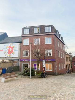 Dit ruime en lichtrijke appartement combineert comfort, energiezuinig wonen en een topligging. De aangename woonkamer geniet van veel natuurlijk licht en biedt een mooi uitzicht op de Markt van Wetteren. Met 2 volwaardige slaapkamers en een EPC-gunstige warmtepomp met airco leef je hier het hele jaar door comfortabel. Zo is er verkoeling in de zomer en een gezellige warmte in de winter.<br />Gelegen pal in het centrum van Wetteren, met winkels, horeca en het station op wandelafstand. Het gebouw beschikt over een lift en telt rustige buren, wat zorgt voor een aangename woonomgeving. Parkeermogelijkheden zijn ruim aanwezig, zowel op de parking van de Rode Heuvel als op de markt. Extra troef: de Schelde ligt vlakbij voor prachtige wandelingen, en naast het gebouw bevindt zich een publieke tuin waar je even kan ontspannen.<br /><br />De indeling is als volgt: inkom met apart toilet, woonkamer, keuken, 2 slaapkamers, badkamer en een terras<br /><br />Adres: Markt 21 bus 31 - 9230 Wetteren<br />Huurprijs: €850/maand + €50 voorschot water<br />Beschikbaar vanaf 1 maart 2026<br />EPC: 206kWh/m²/jaar