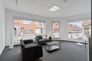 Deze mooie ruimte is gelegen op een interessante locatie aan de achterkant van het station een geniet een hoge visibiliteit daar het de hoek vormt...