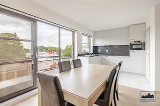 Bent u op zoek naar een instapklaar éénslaapkamerappartement mét garagebox in het hart van Sint-Gillis-Waas? Dan is dit zeker een bezoek waard!Dit...