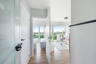 Instapklare studio met panoramisch uitzicht over Heist en het hinterland. Gelegen op de 9de verdieping met ideale zuidwest-oriëntatie.<br />De studio beschikt over een inkomhal met vestiaire, een polyvalente ruimte (geschikt als bureau, dressing of slaaphoek), een gezellige leefruimte met toegang tot het zonneterras, een open ingerichte keuken, een badkamer met douche en toilet, en een aparte slaapkamer met zicht op het meer.<br /><br />Gelegen in een verzorgd domein met binnenzwembad, privéstrand en waterpartij.<br /><br />Contacteer ons voor bijkomende informatie of een bezoek.<br />