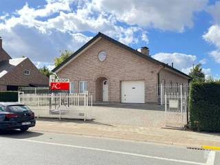 <p><strong>Mooie bungalow te Koop in Beveren!</strong></p><p>Laat je verrassen door een adembenemend uitzicht over de uitgestrekte velden en een royale bewoonbare oppervlakte van 261m², gelegen op een mooi perceel van 1.120m².</p><p>Deze uitnodigende bungalow biedt twee ruime slaapkamers op het gelijkvloers én beschikt over een zeer grote zolderverdieping waarin je tot 4 extra slaapkamers en een badkamer kan onderbrengen. Heel uitnodigend voor grote gezinnen of voor wie behoefte heeft aan een praktijkruimte met wachtzaal op het gelijkvloers en graag het potentieel van de zolderverdieping naar boven wil halen.</p><p>U wordt verwelkomd in een ruime inkomhal, met aan de linkerzijde twee slaapkamers en aan de rechterzijde een ruime garage (met smeerput). Verderop treft u het bezoekerstoilet met lavabo, alsook de ingerichte badkamer met ligbad, douche, toilet en dubbele lavabo. </p><p>De lichtrijke woonkamer en volledig ingerichte keuken strekken zich uit over de hele breedte van de woning en bieden een fantastisch uitzicht over de tuin met achtergelegen velden. De centrale haard draagt bij aan een warme en gezellige sfeer doorheen het hele huis.</p><p>Een ruime berging tussen de keuken en inkomhal fungeert tevens als wasplaats en biedt toegang tot zowel de zolder als de volledig onderkelderde woning — beide bereikbaar via een vaste trap.</p><p>Buiten vindt u een uitgestrekt terras, dat deels overdekt is en rechtstreeks toegankelijk vanuit de woonkamer en de keuken.</p><p>Deze eigendom combineert landelijke rust met een uitstekende bereikbaarheid. Gelegen nabij winkels, scholen en belangrijke verbindingswegen, maar toch omgeven door een ongeëvenaard uitzicht op het groen.</p><p>Mis deze uitzonderlijke kans niet en plan snel jouw tijdslot in tijdens de eerstkomende bezoekdag!</p>