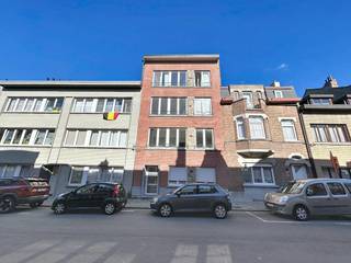 Cet appartement situé au premier étage d'une petite copropriété dispose d'un salon et d'une salle à manger, d'une cuisine, de deux chambres, d'une salle de bains et de toilettes séparées dans le hall de nuit, d'un balcon.<br /><br />L'appartement offre une opportunité intéressante pour les acheteurs pratiques, les débutants ou les investisseurs qui recherchent une propriété avec du potentiel. Grâce aux options de rénovation, vous pouvez adapter les espaces à vos propres besoins et y apposer votre empreinte personnelle.<br /><br />Les avantages en un coup d'œil :<br /><br />Deux chambres<br />Situé au premier étage<br />Petit bâtiment (4 appartements)<br />Potentiel intéressant d'accession à la propriété ou d'investissement<br /><br />Intéressé ? N'hésitez pas à contacter olivia.laporte@dewaele.com pour plus d'informations ou pour planifier une visite.<br /><br />Registre des mesures: non