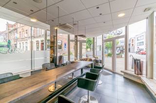 Een handels gelijkvloers op een perfecte commerciële (hoek)ligging in het centrum van Halle nabij het Heilig-Hart College met veel potentieel (Possozplein)! <br />Bestaande uit: <br />Op het gelijkvloers: inkom, commerciële ruimte (+- 55m² - momenteel ingericht als kapperszaak) met grote ramen en perfecte zichtbaarheid (hoek van het Possozplein en Handbooghof), <br />doorloop/bergruimte (8.60m²), kitchenette (11.71m²). Unieke kans in centrum van stad Halle ! <br />Verder: ruime parkeergelegenheid &amp; openbaar vervoer nabij<br />Buitenschrijnwerk enkel &amp; dubbel glas (PVC en ALU) <br />Recente centrale verwarming gas (2022 - condensatieketel) en warmtepomp (lucht/lucht - 2018)<br />EPC: UC: 20260715-0003917532-KNR-1 - label C<br />Geen gemeenschappelijke lasten - Onroerende voorheffing ten laste van de huurder<br />Nutsvoorzieningen: individuele tellers water, elektriciteit, gas<br />Beschikbaar vanaf: 01/09/2026<br />Bruto oppervlakte (EPC): 87 m²