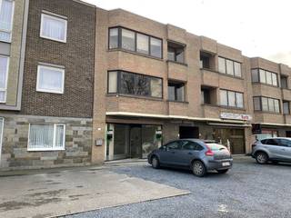 Dit commercieel handelspand is gelegen in het centrum van Olsene, op de baan tussen Waregem en Deinze. Het heeft enkele parkeerplaatsen voor de...