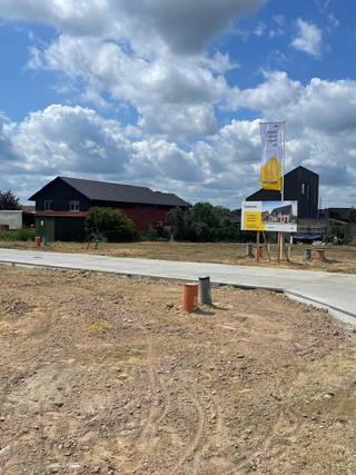 Ontdek deze bouwgronden in de Kasteelstraat te Hooglede. De straat heeft een charmante, landelijke sfeer en ligt dichtbij de stad Roeselare. Hooglede zelf is een rustige gemeente met een mix van woningen en natuur, ideaal voor wie houdt van een rustige omgeving met goede verbindingen naar omliggende steden.
De ruime stedenbouwkundige voorschriften biedt je tal van mogelijkheden om hier jouw droomwoning op maat te realiseren, volledig volgens jouw wensen.
Benieuwd? Contacteer ons en ontdek alle mogelijkheden.