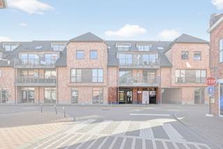 In het centrum van Oostrozebeke vinden we deze casco handelsruimte van 150m².<br /><br />De handelsruimte die nog volledig naar eigen wens kan ingedeeld worden is gelegen op het gelijkvloers van residentie 'Rosenbeca'. Daarnaast beschikt het pand over een uitstekende zichtbaarheid op een commerciële locatie. Door de grote raampartijen is deze ruimte ideaal als kantoor,<br />praktijkruimte, handelspand en tal van andere mogelijkheden. Bovendien kan deze ruimte ook dienst doen als opslagruimte.<br /><br />Tot slot is er ook de mogelijkheid tot het aankopen van een garage en het aanpalend pand met een oppervlakte van 115 m² waardoor u van het geheel één grote ruimte kan maken of eventueel kan opsplitsen tot appartement met bijhorende zaak.<br /><br />Kortom, bent u op zoek naar een multifunctioneel pand op een topligging te centrum Oostrozebeke?<br />Twijfel niet langer en leg vandaag nog uw bezoek vast!