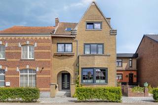 Sommige woningen hebben iets wat je niet kan bouwen: een ziel. Deze halfopen karakterwoning in het hart van Zoutleeuw is er zo één. Knap gerenoveerd met respect voor de authenticiteit, combineert ze de warmte van vroeger met het comfort van vandaag.<br /><br />Binnen word je verwelkomd door een sfeervolle inkomhal met een prachtig gerestaureerde trap die meteen de toon zet. De leefruimte is ruim, lichtrijk en ademt gezelligheid. Grote ramen zorgen voor veel natuurlijke lichtinval, waardoor de authentieke sfeer nog sterker tot zijn recht komt. Een gezellige gashaard maakt het plaatje warm en compleet. De keuken is functioneel en goed uitgerust. Op het gelijkvloers is er verder ook een handige berging/wasruimte en een apart toilet. Een separate kelder biedt extra opslagruimte.<br /><br />Op de eerste verdieping bevinden zich twee zeer ruime slaapkamers, waarvan één momenteel ingericht als dressing, en de badkamer met inloopdouche, toilet en lavabo. De trap leidt je verder naar de uitzonderlijke masterbedroom op de tweede verdieping: een ruimte van maar liefst 45 m² met een prachtig zichtbaar gebinte en een eigen ligbad.<br /><br />Buiten wacht een heerlijk terras met zicht op een onderhoudsvriendelijke tuin, bereikbaar zowel via de leefruimte als via het pad langs de woning. Een handige buitenberging met volledig vernieuwd dak maakt het plaatje compleet.<br /><br />De woning werd door de jaren heen doordacht en kwaliteitsvol aangepakt: nieuw plat dak (2023), zonnepanelen met thuisbatterij en warmtepompboiler (2022), gashaard (2020), gevelrenovatie en nieuwe Schüco-ramen aan de voorgevel (2017), dakisolatie (2012) en een vernieuwde keuken (2010). Ook is er een grondwaterput aanwezig. Met een EPC-label C is er geen renovatieplicht.<br /><br />Instapklaar en klaar om te schrijven aan haar volgende verhaal. Neem snel contact op voor een verkenning ter plaatse.