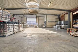 Ce bâtiment commercial est situé dans la rue Remi Claeysstraat à Zedelgem et offre un espace fonctionnel à diverses fins industrielles. Le...