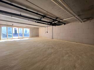 Fenomenaal gelegen nieuwbouw kantoorruimte/handelspand met een oppervlakte van<strong> 129 m² </strong>te koop aan het Handelsdok, gelegen langs de Doornzelestraat en met uitstekende zichtbaarheid naar deze straat toe. De locatie is ideaal aan het Handelsdok en vlak bij de R4, wat een onmiddellijke verbinding biedt naar de Land van Waaslaan (N70). Daarnaast is het pand op slechts een korte wandelafstand van <strong>station Gent-Dampoort</strong>, wat het ook perfect bereikbaar maakt met het openbaar vervoer (ongeveer 1 km).<br /><br />Deze casco ruimte bevindt zich op de gelijkvloerse verdieping van het kleinschalige en hoogwaardige project <strong>"Dockside Gardens</strong>". Dit project kenmerkt zich door onder andere gemeenschappelijke groene ruimtes en biedt ook (overdekte) parkeermogelijkheden voor medewerkers en bezoekers. De ruimte is toegankelijk via een private ingang.<br /><br />Naast deze unit van 91 m² zijn er nog twee andere oppervlaktes beschikbaar: 120 m² en 129 m². Voor meer informatie, plannen of om een vrijblijvend plaatsbezoek in te plannen, kan u contact opnemen met <strong>PANORAMA B2B GENT KANTOREN</strong> op het nummer <strong>09 225 09 02. </strong>