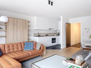 Lichtrijk appartement te huur in Oostende. Dit appartement met twee slaapkamers is gelegen op een toplocatie in het centrum op een zucht van de zee. Het appartement is voorzien van een lichtrijke leefruimte met moderne open keuken.Indeling:- inkom- leefruimte met open keuken- berging- apart toilet- badkamer- slaapkamer 1- slaapkamer 2- ruime berging in de kelder + lokaal voorzien om afval te plaatsenMaandelijkse kosten: €85,-Ben je geïnteresseerd in dit pand te huur in Oostende? Ga naar de website www.dewaele.com, klik op het pand dat je wenst te huren. Via de rode knop "vraag je bezoek aan" vragen we u kort een profiel in te vullen. Daarna nemen we contact op voor een bezoek. Telefonisch kunnen er geen afspraken gemaakt worden.